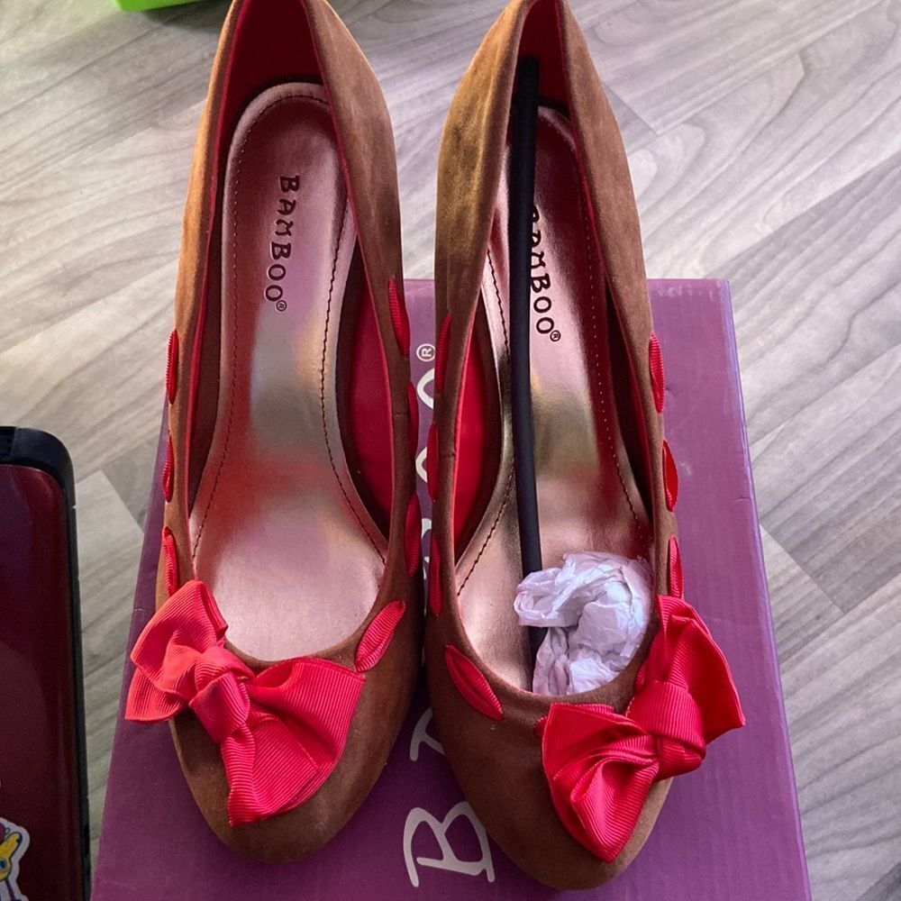 Bamboo Women’s Brown Pumps Heels Size 8.5 Salmon Bow Accent Dress Shoes